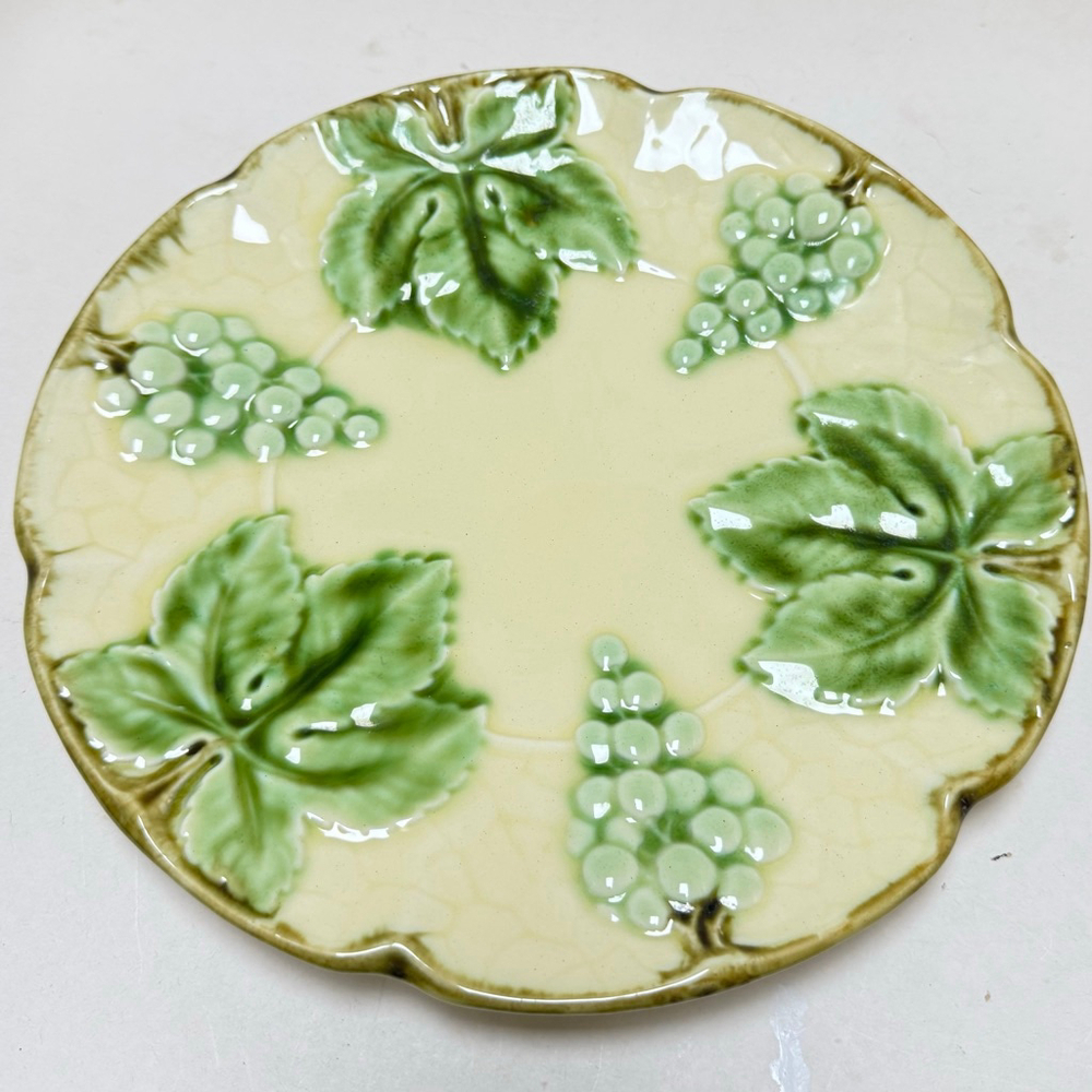 Vintage Majolica Green
Grapes and leaves
1920-1933's Czechoslovakia
#830 10 1/4”